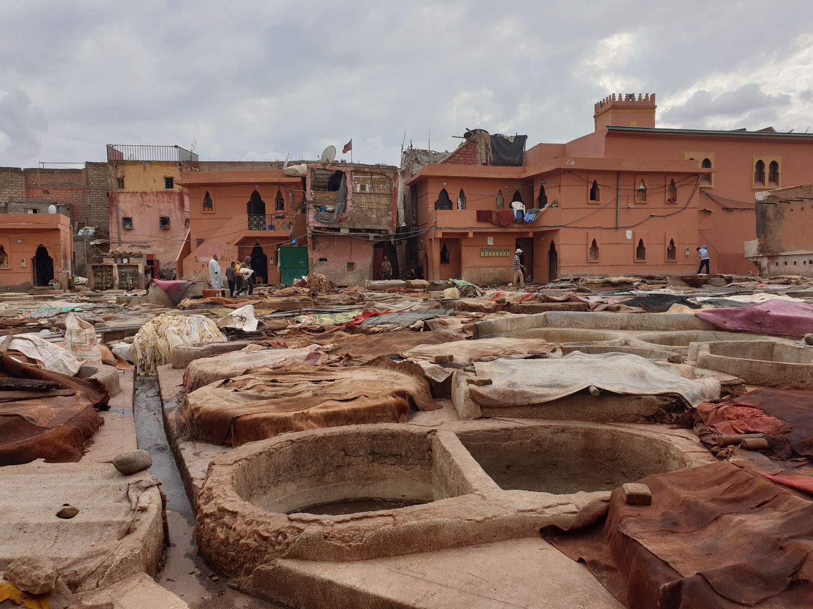 Vue d’une tannerie traditionnelle à Marrakech, où des peaux sont préparées et séchées au soleil