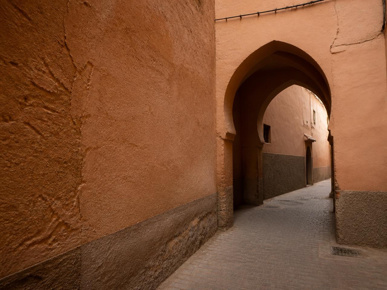 Ruelle de la médina de Marrakech avec un passage en arche